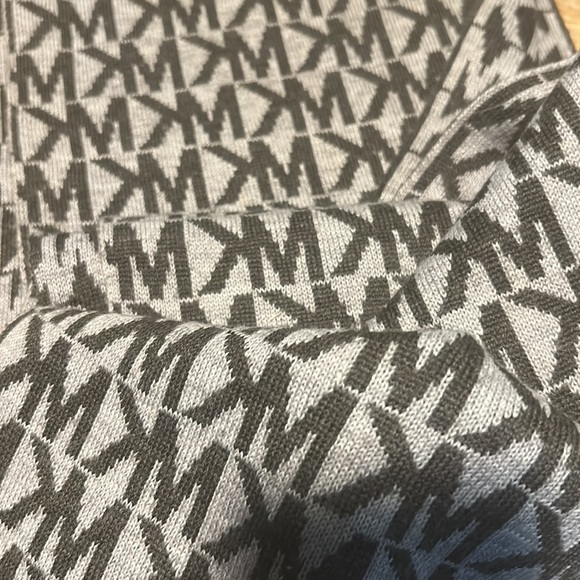 Michael Kors neck scarf - Picture 4 of 4